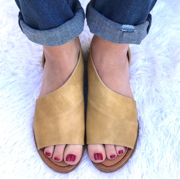 Shoes - The LOTUS Side Cut-Out Open Toe Flats